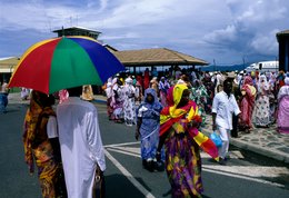 Aéroport;-Archipel-des-Comores;-Avion;-Foule;-France;-Kaleidos;-Kaleidos-images;-Kanga;-La-parole-à-limage;-Laurent-Abad;-Mayotte;-Océan-Indien;-Parapluie;-Stories-Pictures;-Vie-quotidienne